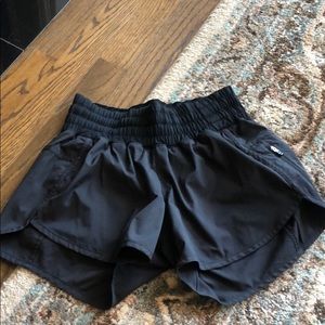 Lu Lu Lemon size 6 black shorts